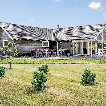 Gorgeous Home In Bogense With Wifi בית נופש